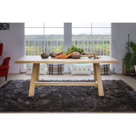 Tavolo moderno a cavalletto con gambe in legno e piano rovere
