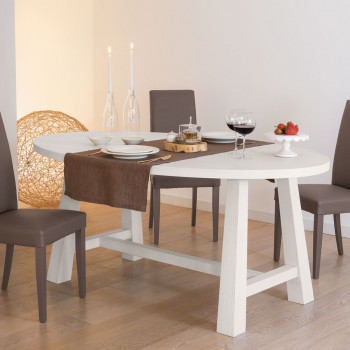 Tavolo ovale in rovere bordo dritto apparecchiato