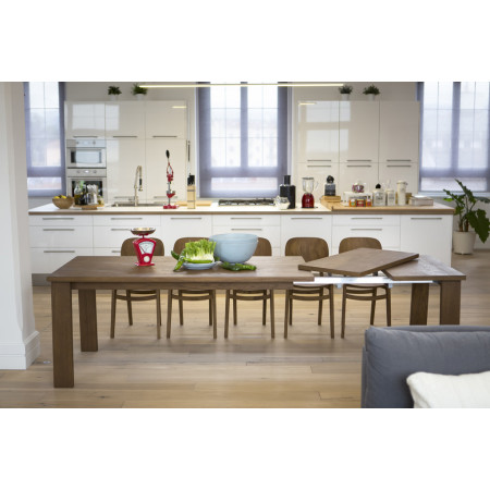 Tavolo allungabile moderno in legno in cucina moderna