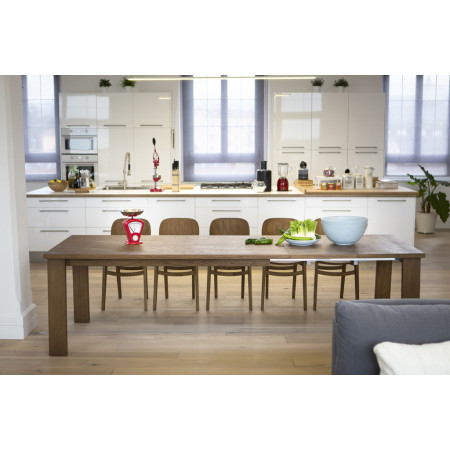 Tavolo allungabile moderno in legno ambientato in cucina