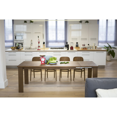 Tavolo allungabile moderno in legno, dettaglio in cucina