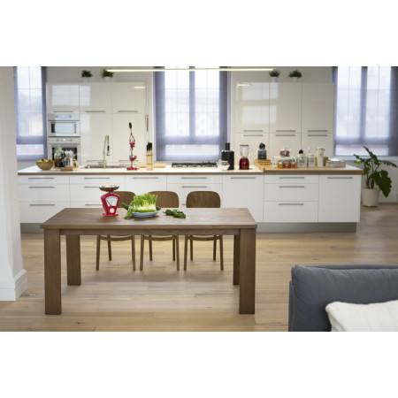 Tavolo allungabile moderno in legno in cucina moderna