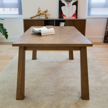 Tavolo moderno allungabile in legno con dettaglio del piano