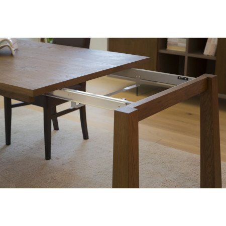 Tavolo moderno allungabile in legno con sistema di allungamento in alluminio