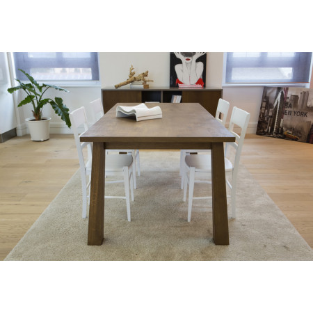 Tavolo moderno allungabile in legno in ambiente contemporaneo