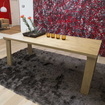 Tavolo moderno con gambe inclinate, dettaglio su tappeto