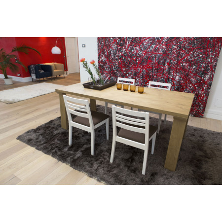 Tavolo moderno con gambe inclinate in legno, ambientato