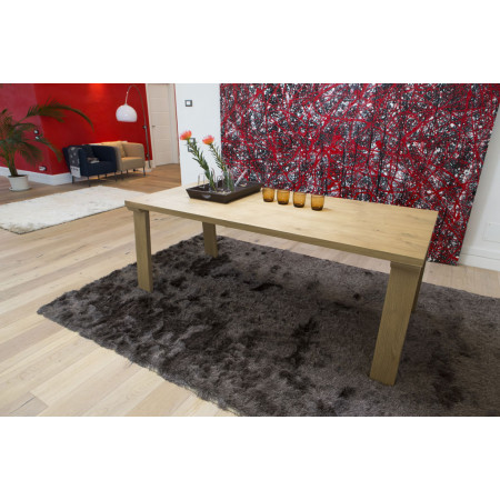 Tavolo moderno legno rovere su tappeto scuro