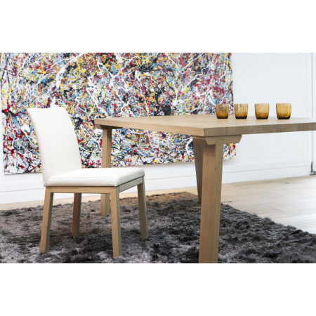 Tavolo moderno con gambe inclinate in legno e bordo dritto