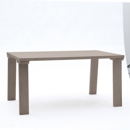 Tavolo moderno con gambe inclinate e piano rettilineo