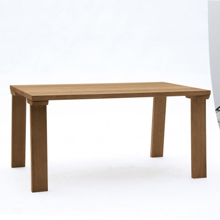 Tavolo moderno con gambe inclinate, legno rovere