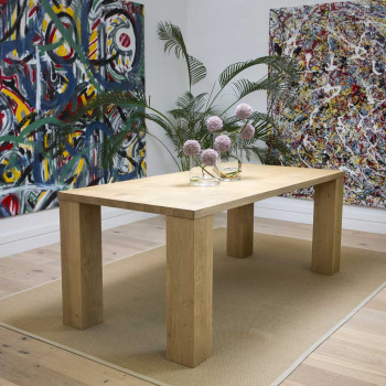 Tavolo moderno con gambe a colonna in ambiente artistico