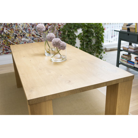 Tavolo moderno con gambe a colonna, piano in rovere