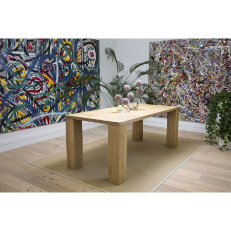 Tavolo moderno con gambe a colonna in legno di rovere