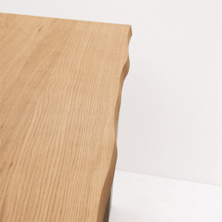 Dettaglio piano tavolo rovere bordo naturale