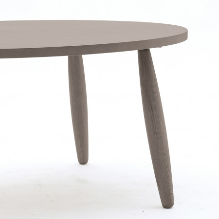 Dettaglio piano tavolo in rovere ovale bordo dritto