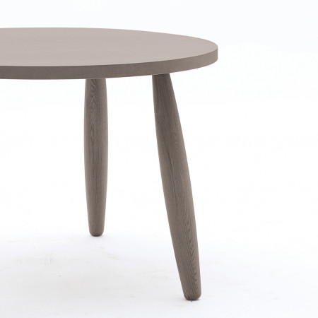Tavolo rotondo in rovere, gambe tornite, dettaglio bordo