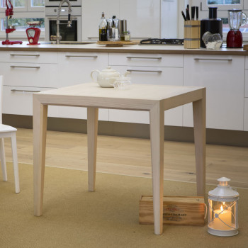 Tavolo moderno in legno di frassino ambientato cucina
