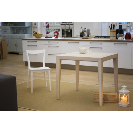 Tavolo moderno in legno di frassino ambientato in cucina