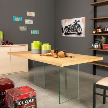 Tavolo in rovere con gambe in vetro, dettaglio ambientato