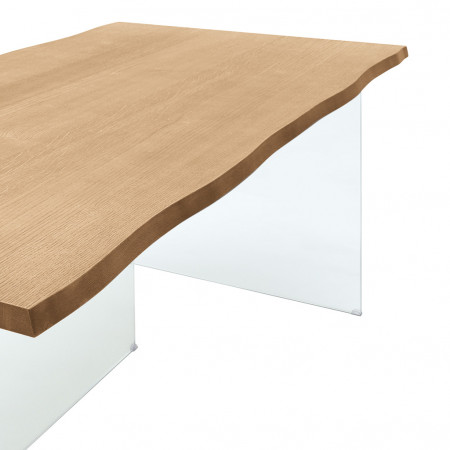 Dettaglio del piano rovere e gambe in vetro del tavolo