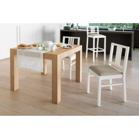 Sgabello in faggio con tessuto, design moderno, ambientato