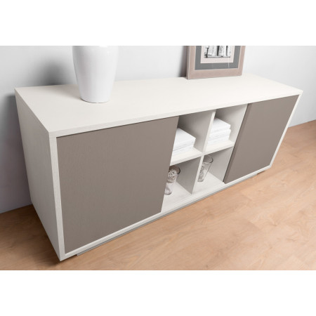 Credenza con struttura in rovere, dettaglio ante scorrevoli.