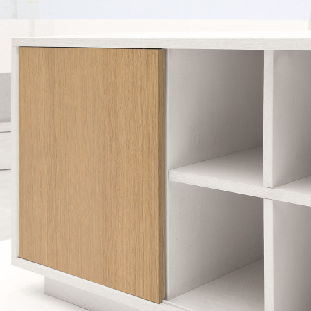 Dettaglio credenza in rovere, ante e ripiani interni