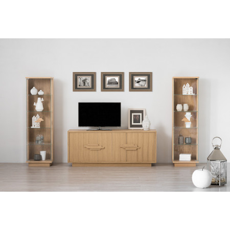Credenza 4 porte in rovere con zoccolo in soggiorno