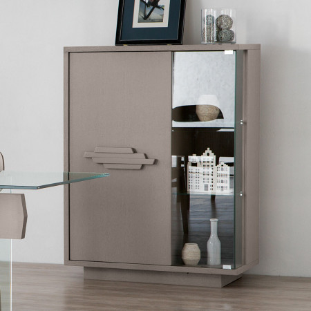 Vetrina 2 porte con zoccolo in rovere, dettagli degli oggetti decorativi interni