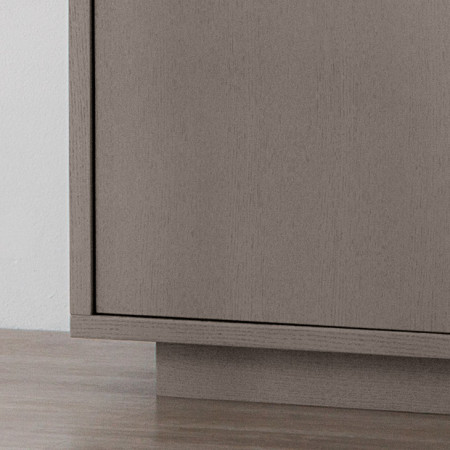Dettaglio zoccolo vetrina 2 porte in rovere