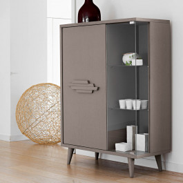 Tavolo moderno in vetro e legno, ambientato in salone