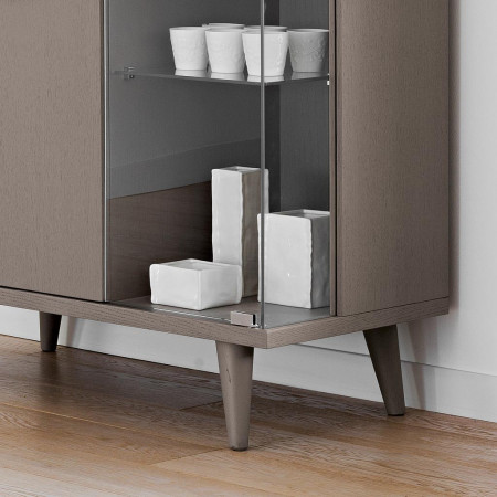 Vetrina 2 porte con gambe tornite, dettaglio