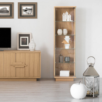 Vetrina in rovere con 1 porta vetro dx, dettaglio ambientato