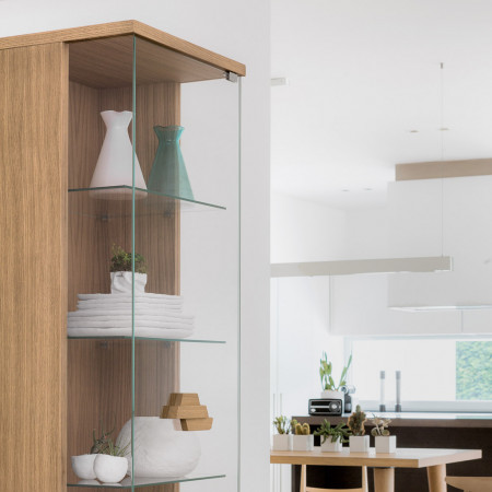 Vetrina in rovere con 1 porta dx e ripiani in vetro