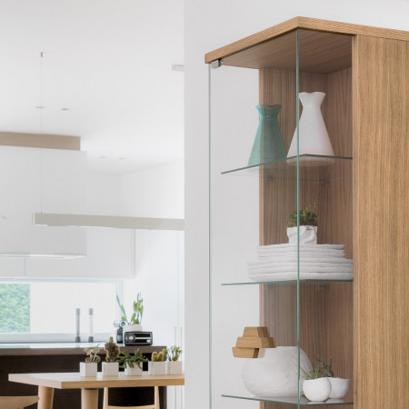 Vetrina in rovere con ripiani regolabili e vetro
