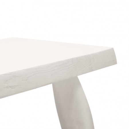 Particolare del piano con bordo naturale della consolle in rovere