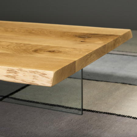 Dettaglio piano in rovere del tavolino con gambe in vetro