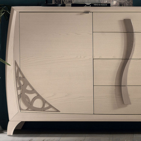 Credenza in legno frassino con dettagli traforati