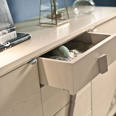 Credenza 2 ante e 4 cassetti, dettaglio cassetto aperto