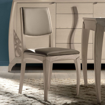 Sedia con imbottitura su schienale e seduta, dettaglio frassino