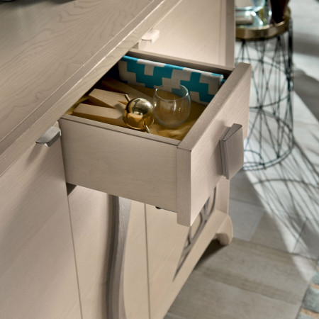 Dettaglio del cassetto della credenza 2 ante in legno frassino