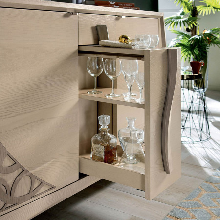 Dettaglio credenza 2 ante con porta bottiglie, legno frassino