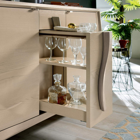 Dettaglio credenza 2 ante lisce con porta bottiglie