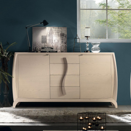 Sala da pranzo Luna con tavolo apparecchiato e credenza