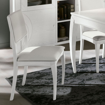 Sedia con schienale e seduta imbottiti, dettagli del frassino