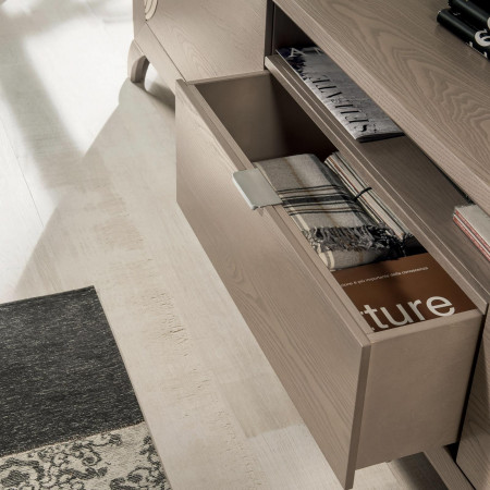 Dettaglio cassetto base 3 cassetti con incisioni, legno di frassino