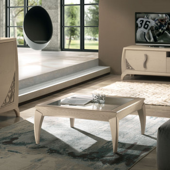 Tavolino quadrato con piano in vetro in soggiorno elegante