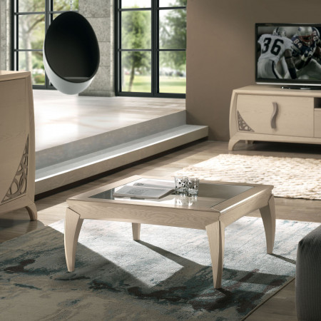 Tavolino quadrato con piano in vetro in soggiorno elegante