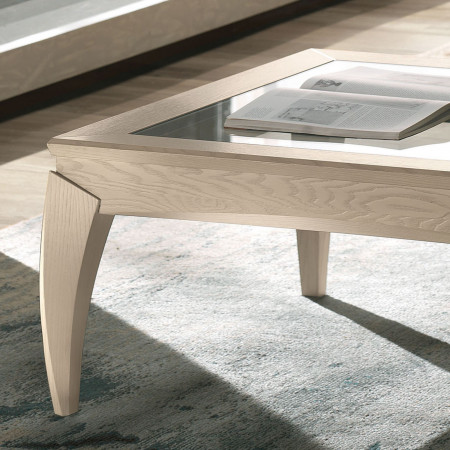 Tavolino quadrato con piano in vetro, dettaglio del legno